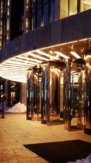  Unerwartete Liebe mit dem versteckten Milliardär  1Folgen