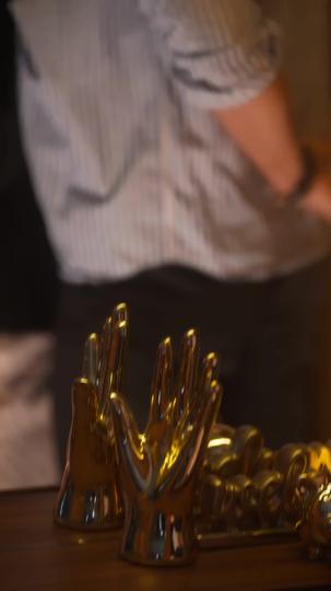 Das attraktive Model ist ein Milliarden-CEO 3Folgen