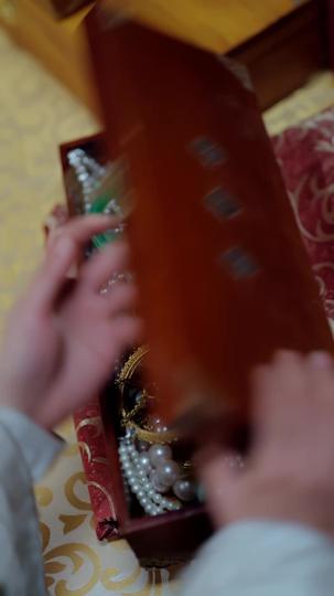 灵魂互换后皇后娘娘野翻了 第1集