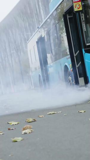 Route vers la ruine : Un Bus, Un Siège, Un Désastre ( Doublé ) Épisode4