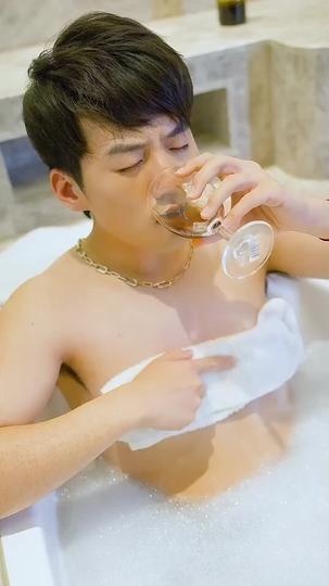 زوج الرئيسة التنفيذية هو الملك 7مجموعة