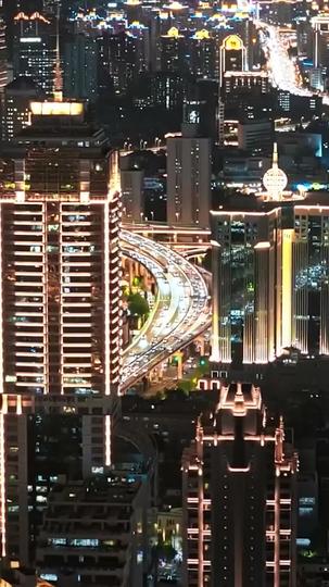 涙の雨、秘めた愛を告げた再会 第 1 話