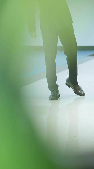 不必借光我即星辰 第1集