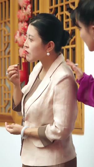 Crowned in Love: The Mother of Three Big Shots (DUBBED) Episode 4