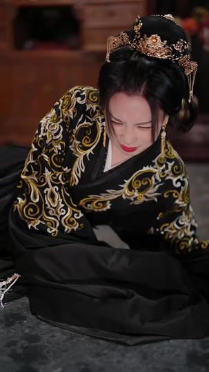 They Fought for Favor, She Claimed the Throne Episode 10