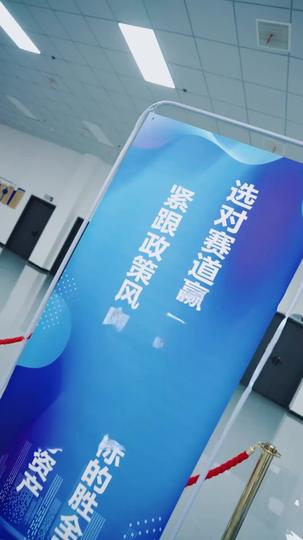 股神穿成爛賭鬼，開局撿到小棉襖 第4集