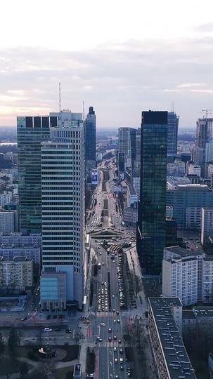 Das attraktive Model ist ein Milliarden-CEO 7Folgen