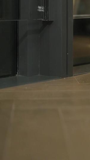 她靠弹幕翻身 第1集