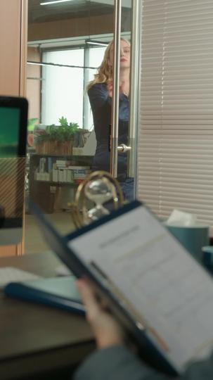 The Intern is the Undercover Boss Episode 7