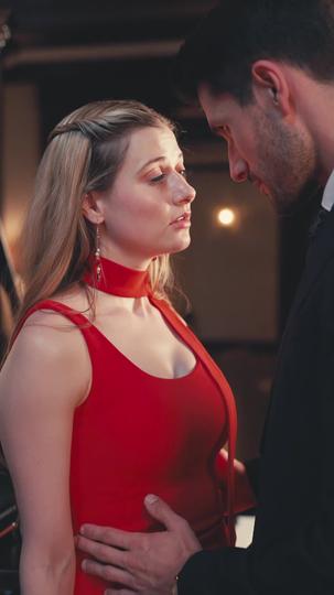 Dispensada por um Traidor, Mimada por um Bilionário 6Episódio