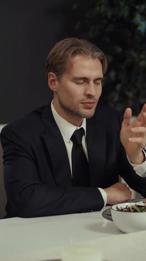 Wie man den enthaltsamen Anwalt erobert 6Folgen