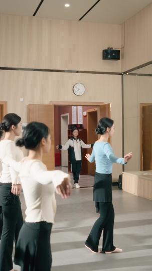 Takhta Impian Sang Penari Episode 9