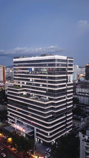 Wo die Lüge endet, beginnt die Krone 10Folgen