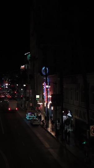 Das attraktive Model ist ein Milliarden-CEO 1Folgen