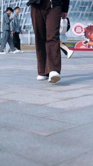 該怎麼辦，四大校花聯手曝光了我的財神身分 第1集